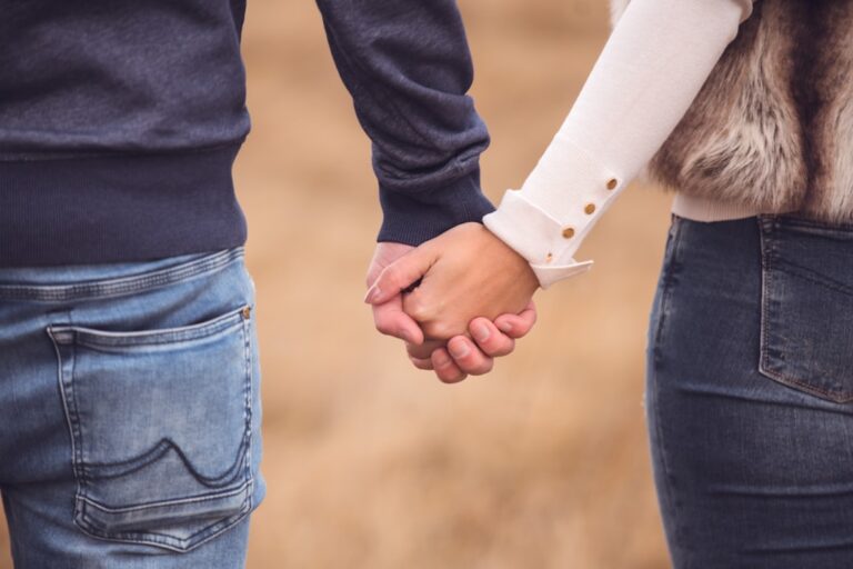 Photo Couple holding hands