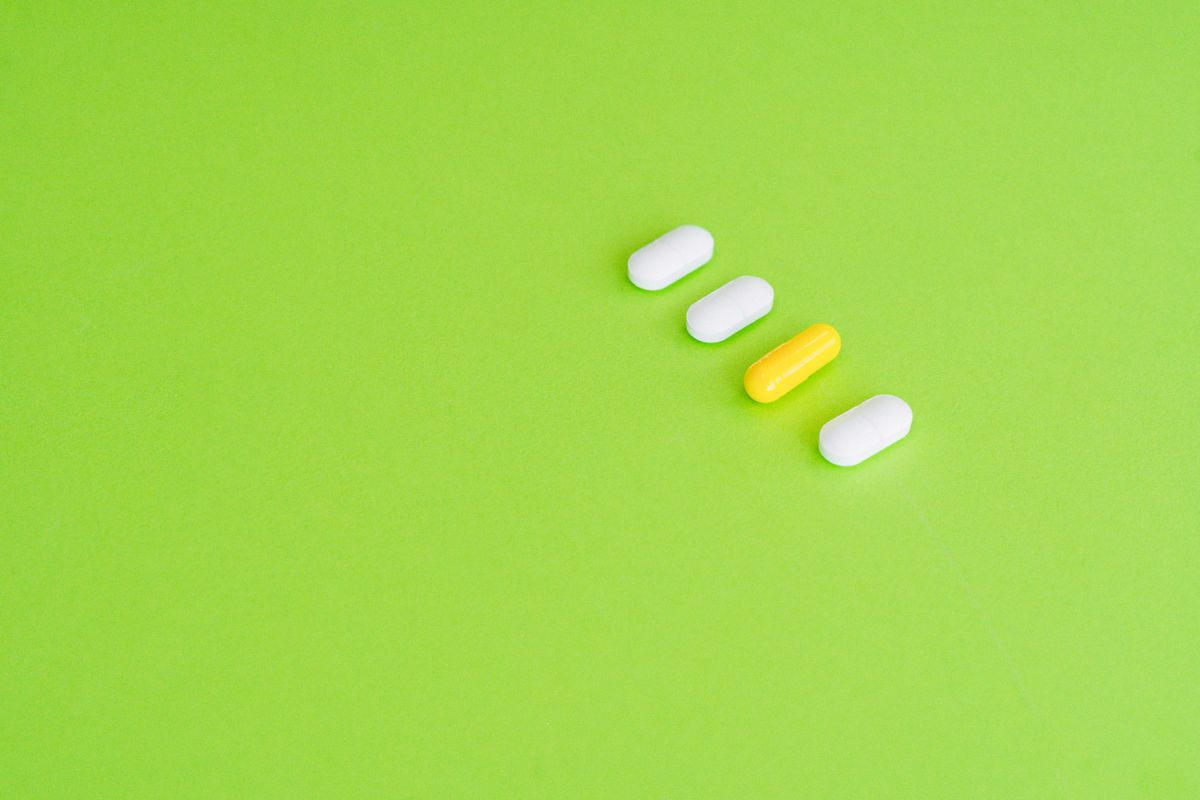 Rafturi de farmacie cu cutii de medicamente și blistere de antibiotice pe tejghea