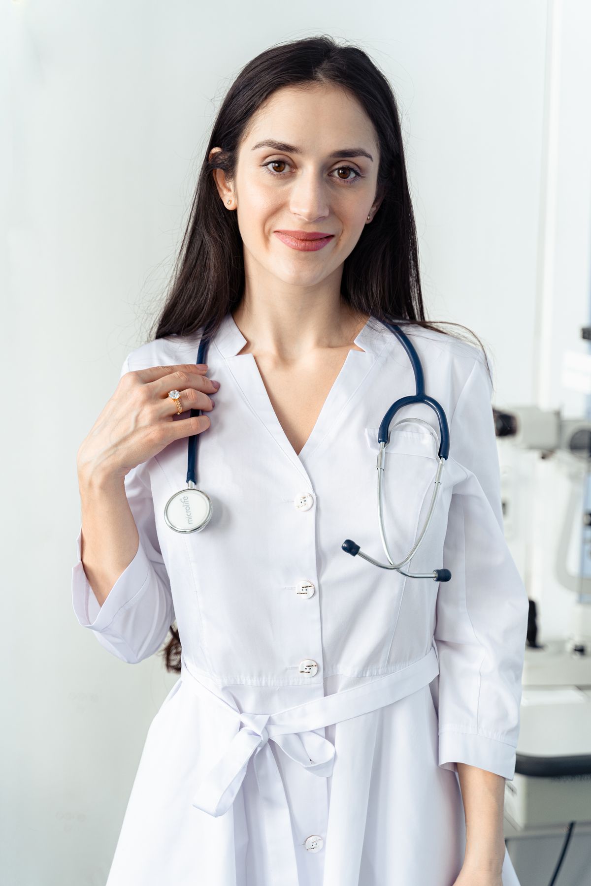 Medic specialist discutând cu o pacientă în cabinet, în timpul primei consultații