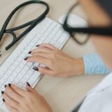 Digitalizarea dosarului medical: progres real sau birocrație mutată online? — O sansa pentru toti si toate