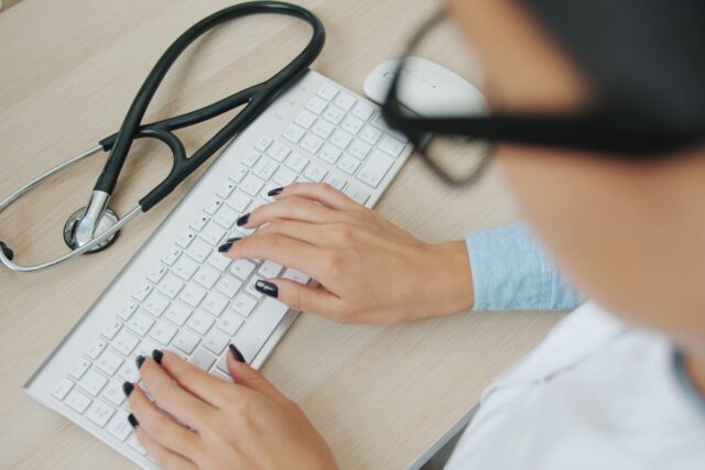 Digitalizarea dosarului medical: progres real sau birocrație mutată online? — O sansa pentru toti si toate