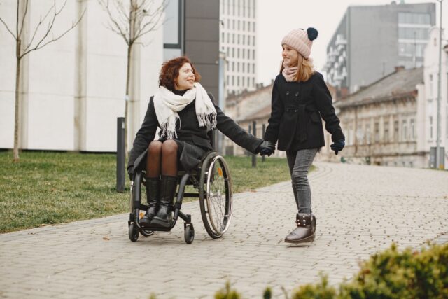 Rampă pentru scaun cu rotile la intrarea unei clinici medicale moderne, cu uși automate
