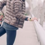 Jucători de baschet în scaune cu rotile care luptă pentru minge într-o sală de sport luminoasă