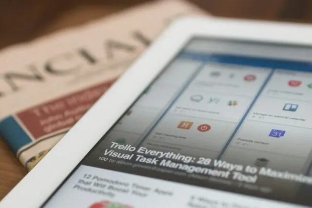 Photo critical news consumer tips